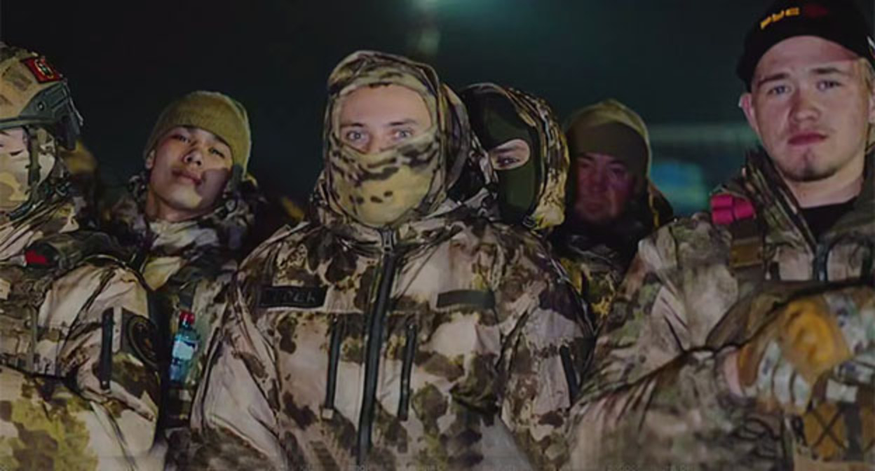 Группа бойцов, отправленных из Чечни в зону СВО. 27 марта 2026 года. Скриншот видео https://t.me/RKadyrov_95/6448 Группа бойцов, отправленных из Чечни в зону СВО. 27 марта 2026 года. Скриншот видео https://t.me/RKadyrov_95/6448