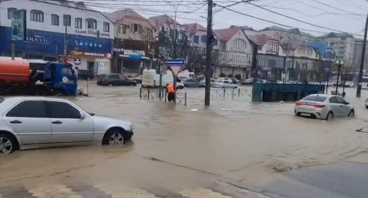 Наводнение в Махачкале. 28 марта 2026 года. Кадр видео администрации города https://t.me/makhachkalaofficial/20795 Наводнение в Махачкале. 28 марта 2026 года. Кадр видео администрации города https://t.me/makhachkalaofficial/20795