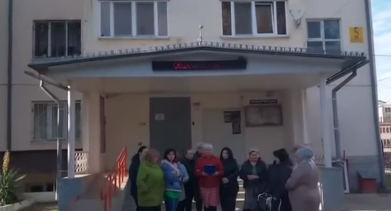 Жильцы у здания общежития. Стоп-кадр видео из YouTube-канала Правозащитного центра КБР от 21.02.26, https://www.youtube.com/watch?v=34BkJHfchUE Жильцы у здания общежития. Стоп-кадр видео из YouTube-канала Правозащитного центра КБР от 21.02.26, https://www.youtube.com/watch?v=34BkJHfchUE