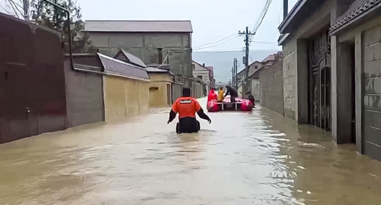 Наводнение в Махачкале. Фото: МЧС РФ Наводнение в Махачкале. Фото: МЧС РФ