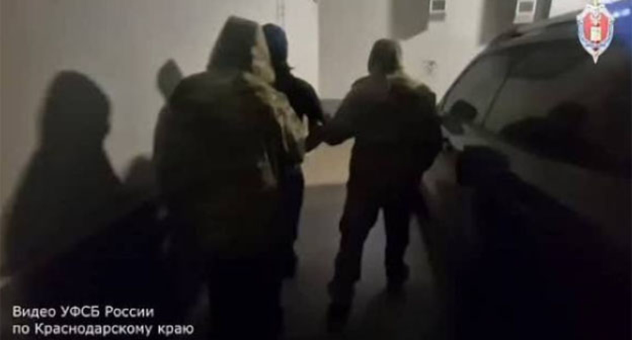 Задержание подозреваемого в приготовлении к поджогу трансформаторной подстанции. 31 марта 2026 г. Скриншот видео https://www.instagram.com/reels/DWizwpjjK3P/ Задержание подозреваемого в приготовлении к поджогу трансформаторной подстанции. 31 марта 2026 г. Скриншот видео https://www.instagram.com/reels/DWizwpjjK3P/