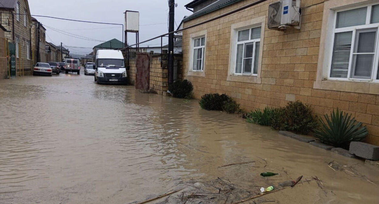 Наводнение в Махачкале. Фото: МЧС России Наводнение в Махачкале. Фото: МЧС России