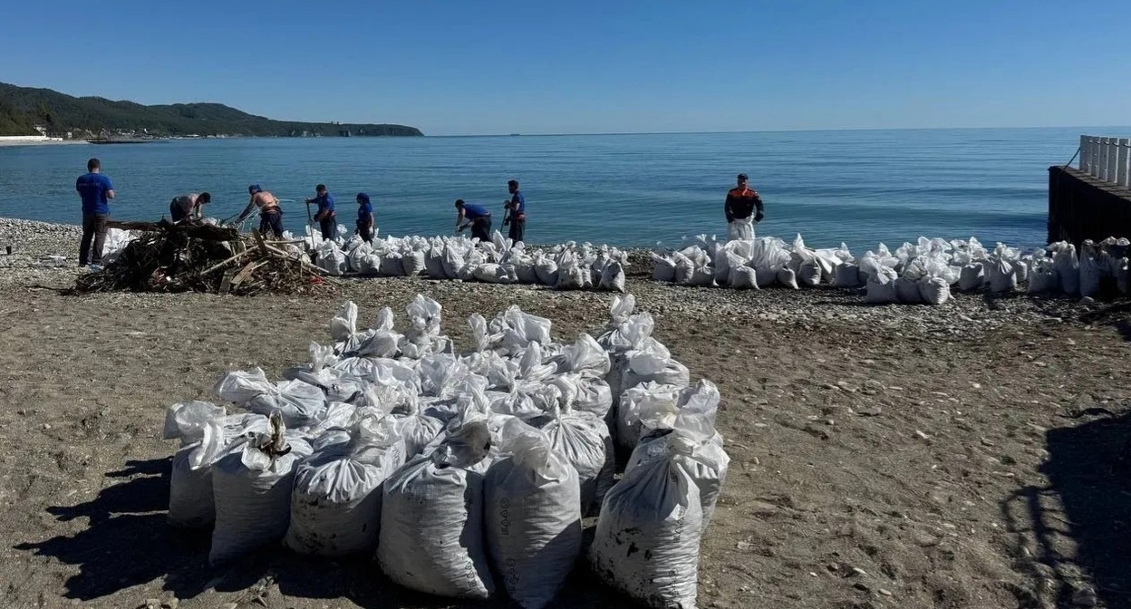 Сбор загрязненного нефтепродуктом грунта в Туапсе. Фото: оперштаб Кубани https://t.me/opershtab23/15809 Сбор загрязненного нефтепродуктом грунта в Туапсе. Фото: оперштаб Кубани https://t.me/opershtab23/15809