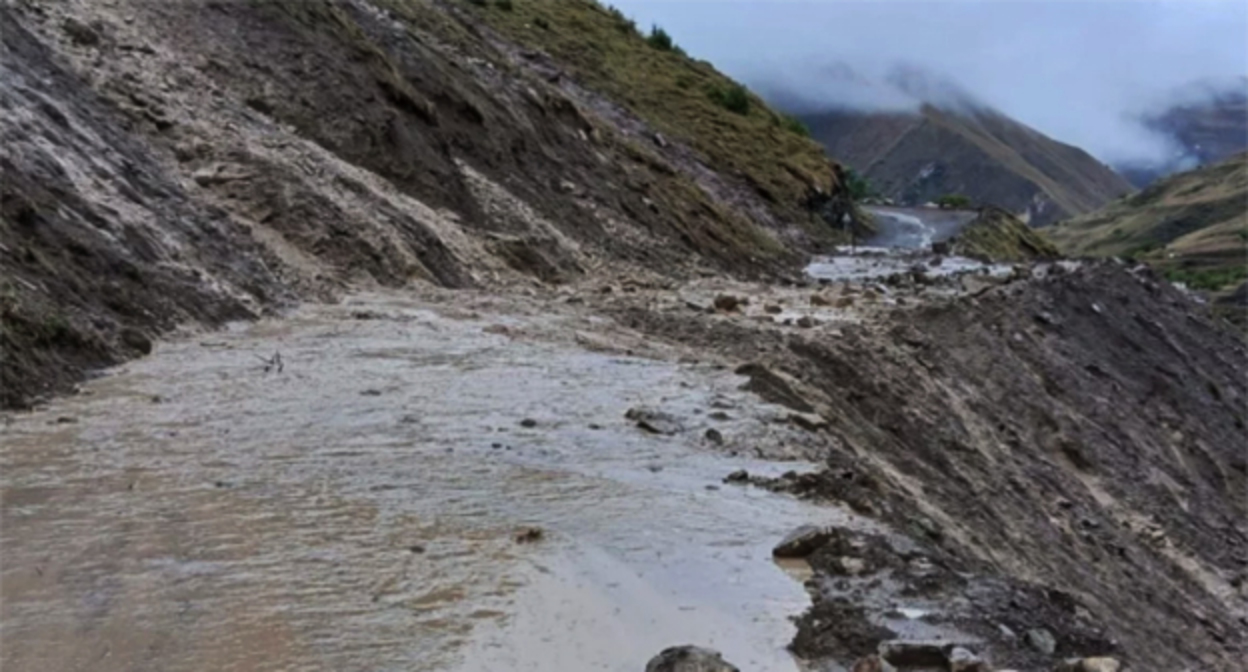 Сход селя на дорогу в Чародинском районе. Фото: пресс-служба ГУ МЧС России по Дагестану Сход селя на дорогу в Чародинском районе. Фото: пресс-служба ГУ МЧС России по Дагестану