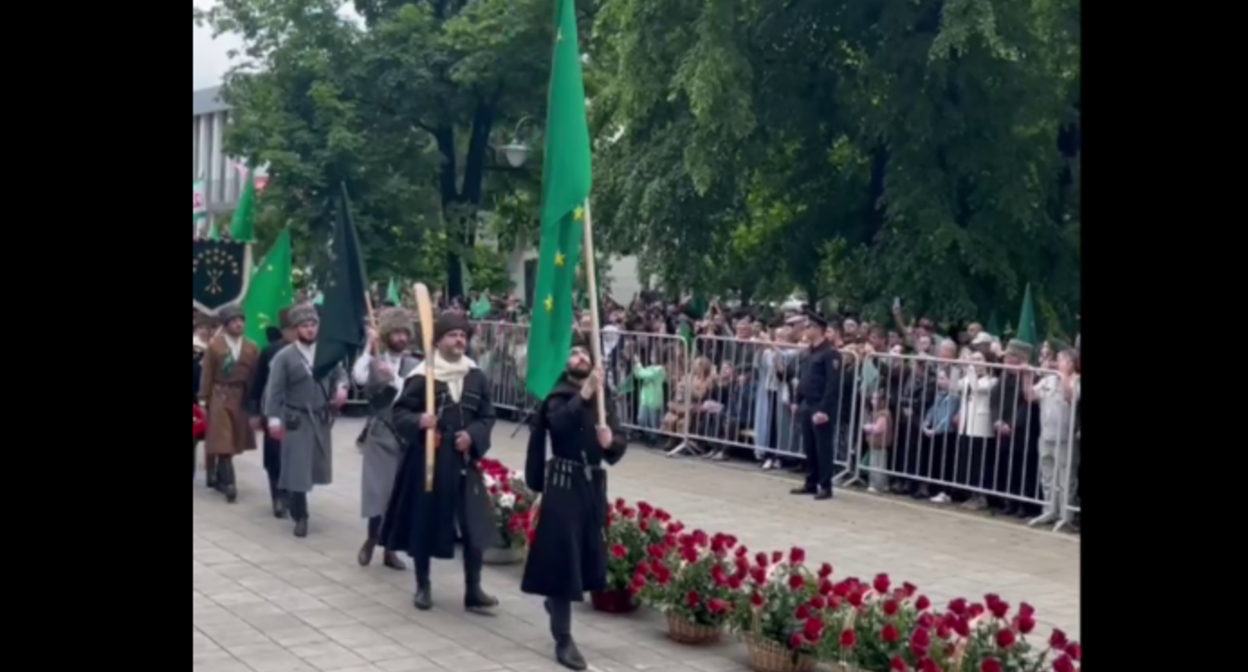 Участники шествия в Нальчике 21.05.25, стоп-кадр видео https://t.me/zapravakbr/3361. Участники шествия в Нальчике 21.05.25, стоп-кадр видео https://t.me/zapravakbr/3361.