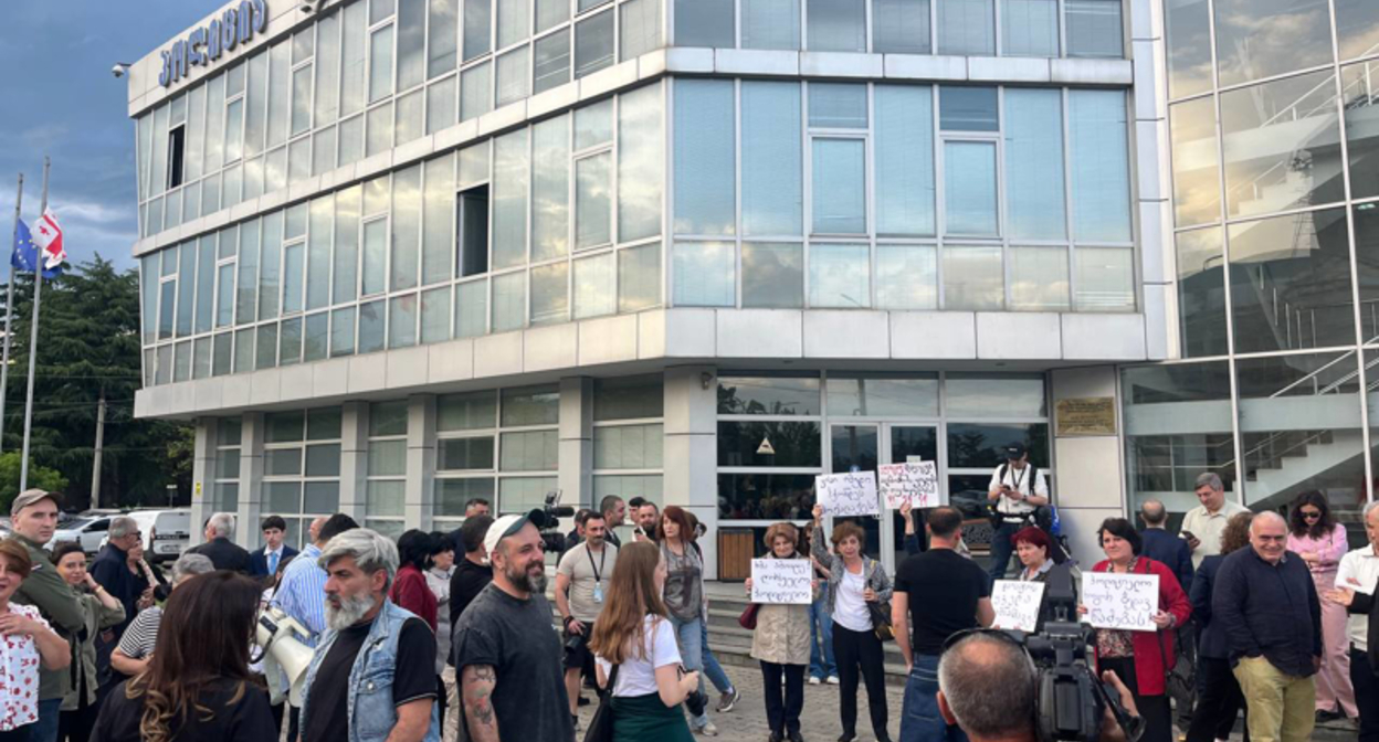Стоп-кадр: "Протестующие против насилия полиции в Гори". Фото: interpressnews / https://www.interpressnews.ge/ka/article/871209-goris-policiis-shenobastan-sadac-saprotesto-akcia-mimdinareobs-xmauri-iqo Стоп-кадр: "Протестующие против насилия полиции в Гори". Фото: interpressnews / https://www.interpressnews.ge/ka/article/871209-goris-policiis-shenobastan-sadac-saprotesto-akcia-mimdinareobs-xmauri-iqo