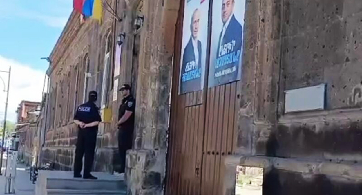 Обыски в офисе АРФ "Дашнакцутюн" в Гюмри. Скриншот видео https://news.day.az/world/1839292.html Обыски в офисе АРФ "Дашнакцутюн" в Гюмри. Скриншот видео https://news.day.az/world/1839292.html