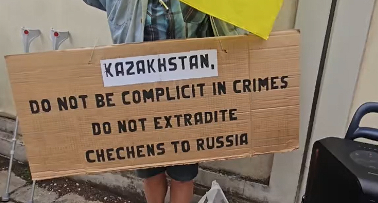 Участник акции в Вене держит в руках транспарант с призывом к властям Казахстана. Скриншот публикации https://www.instagram.com/p/DZkW4qPJGVo/ (деятельность компании Meta (владеет Facebook, Instagram и WhatsApp) запрещена в России) Участник акции в Вене держит в руках транспарант с призывом к властям Казахстана. Скриншот публикации https://www.instagram.com/p/DZkW4qPJGVo/ (деятельность компании Meta (владеет Facebook, Instagram и WhatsApp) запрещена в России)