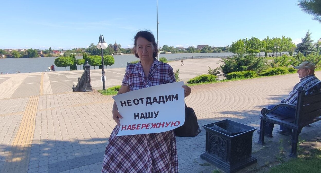 Жительница Краснодара проводит пикет против строительства храма на Рождественской набережной. Скриншот изображения https://t.me/KrasnodarUMR/26326 Жительница Краснодара проводит пикет против строительства храма на Рождественской набережной. Скриншот изображения https://t.me/KrasnodarUMR/26326