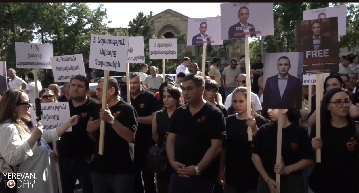 Участники акции протеста у Конституционного суда Армении. Кадр трансляции Yerevan Today Live / YouTube Участники акции протеста у Конституционного суда Армении. Кадр трансляции Yerevan Today Live / YouTube