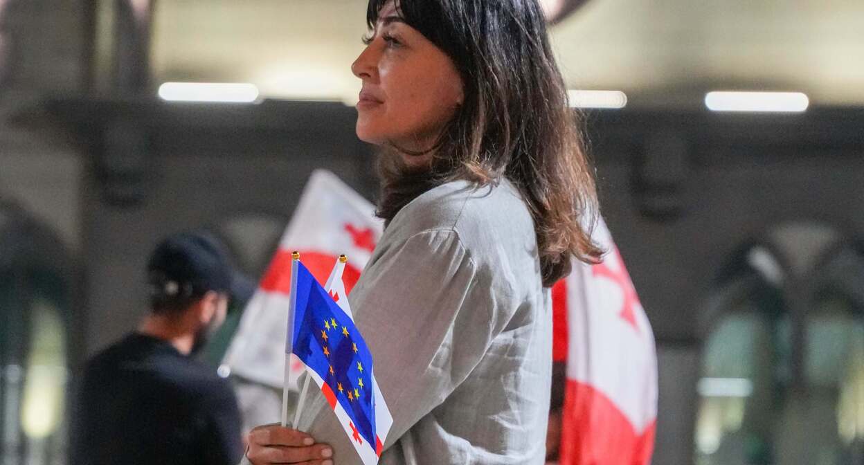 Участница акции протеста на проспекте Руставели. Фото: Nino Kikvadze / Publika Участница акции протеста на проспекте Руставели. Фото: Nino Kikvadze / Publika