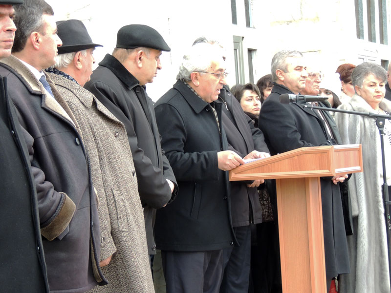 Доктор Степан Дадаян открывает митинг.