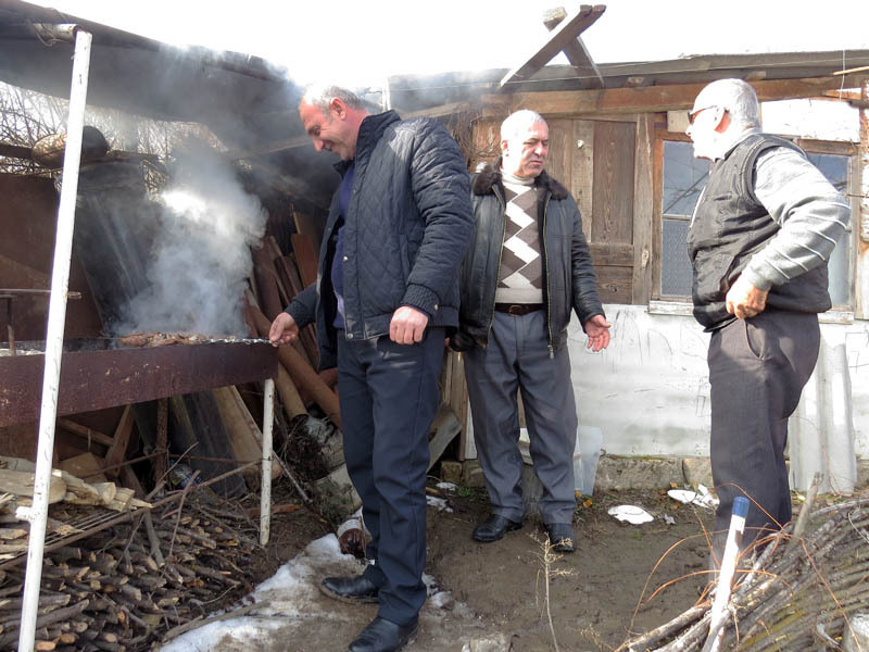  Роберт начал готовить шашлык.